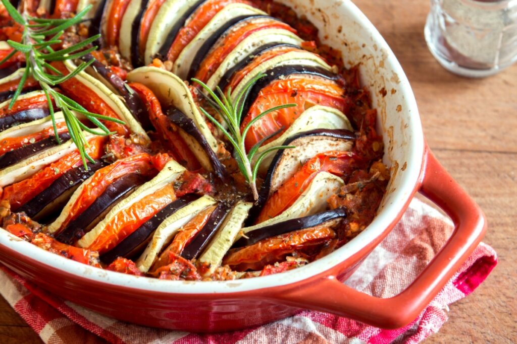 caçarola em cima de uma bancada com Ratatouille