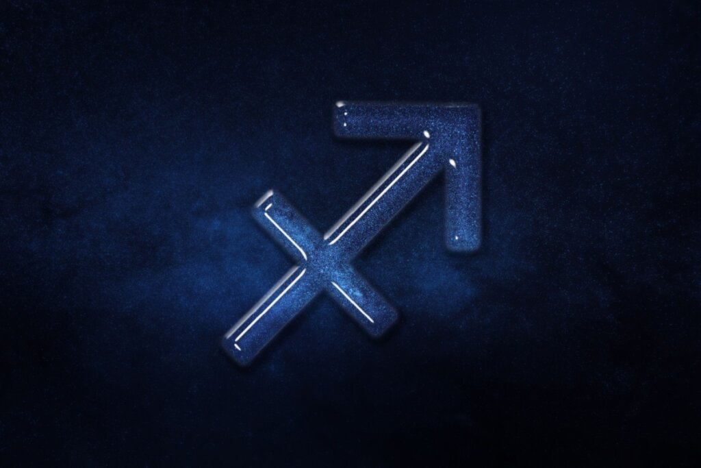 Símbolo de Sagitário retratando uma flecha apontada para o alto com um traço transversal com um preenchimento de nebulosa azul e reflexos de vidro, sobre um fundo de céu noturno azul-escuro profundo e estrelado.