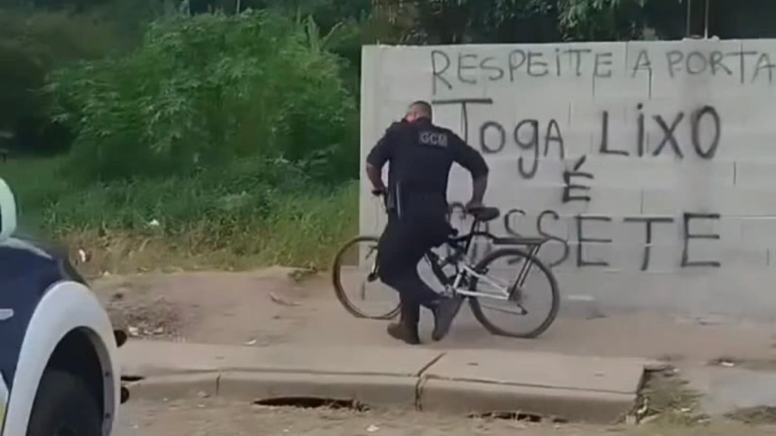 GCM de Mogi das Cruzes é afastado do cargo após jogar bicicleta de entregador em córrego