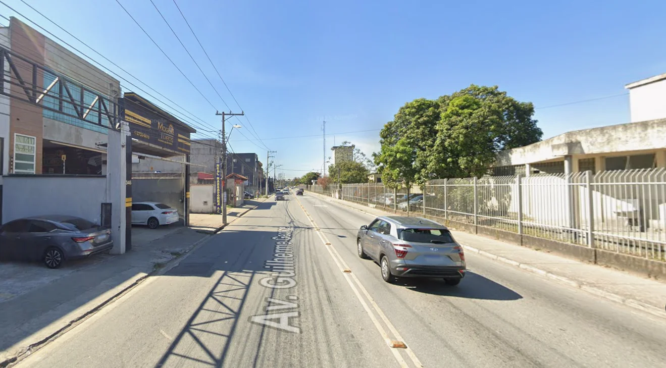 Carro colide contra poste e motorista fica ferido, em Mogi das Cruzes