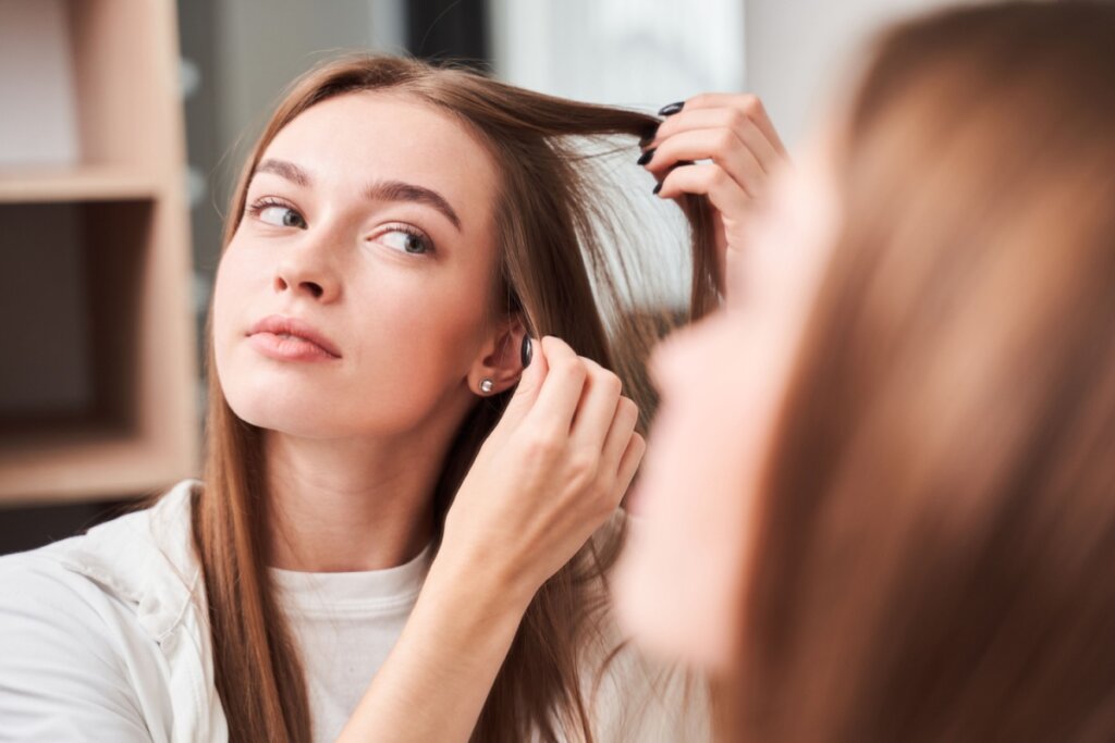 Queda de cabelo: entenda como deficiências nutricionais podem afetar os fios