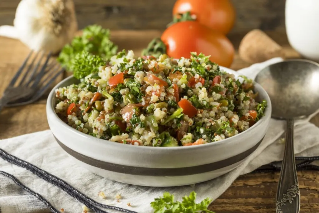 Salada com proteína: 3 receitas saudáveis e nutritivas para o jantar 