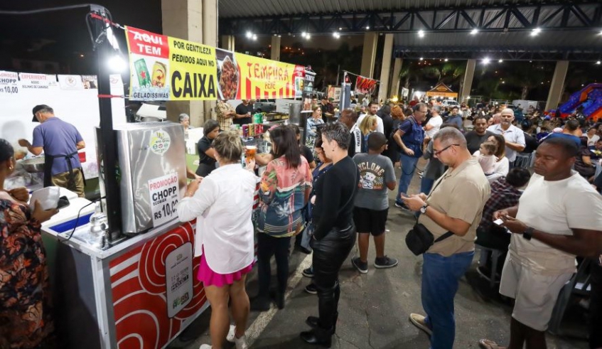 Feira Noturna de Braz Cubas terá ponto de encontro para troca de figurinhas da Copa