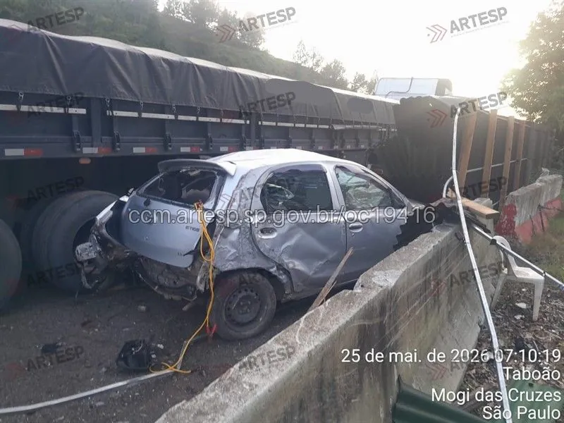 Carro invade baia e colide contra carreta na Ayrton Senna, em Mogi das Cruzes