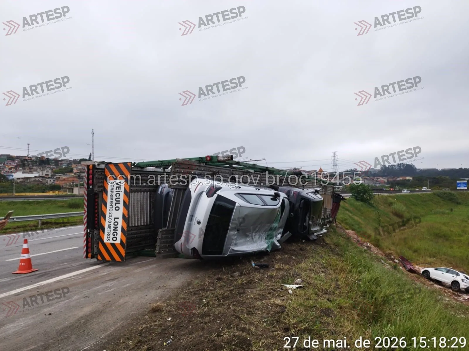 Caminhão cegonha carregado com nove veículos tomba no Rodoanel, em Itaquaquecetuba