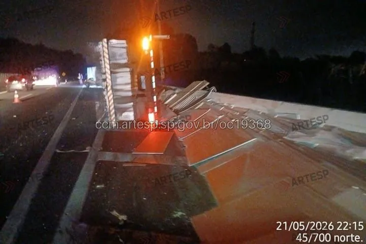 Caminhão com carga de gesso tomba na Mogi-Dutra e interdita pista temporariamente, em Mogi das Cruzes