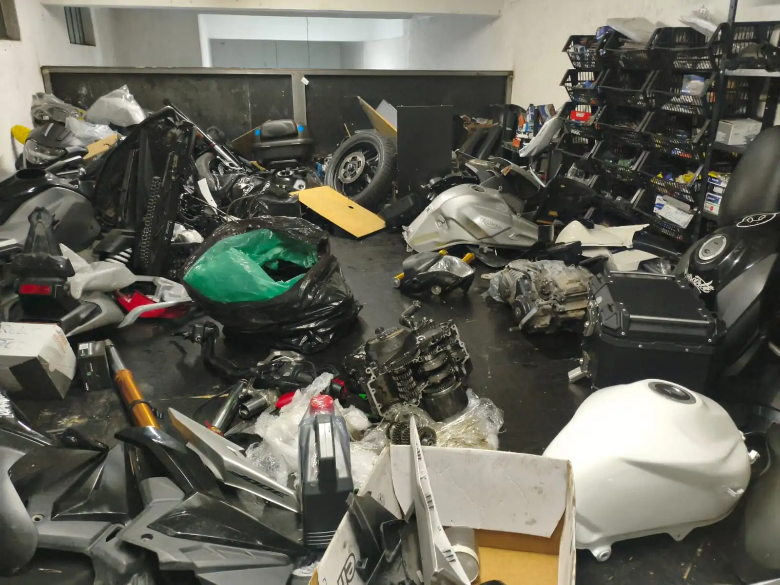 PM apreende motos adulteradas após denúncia de possível desmanche em Arujá