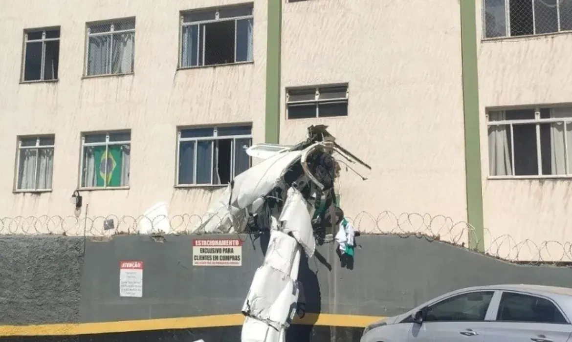 Avião de pequeno porte cai e deixa dois mortos em Belo Horizonte