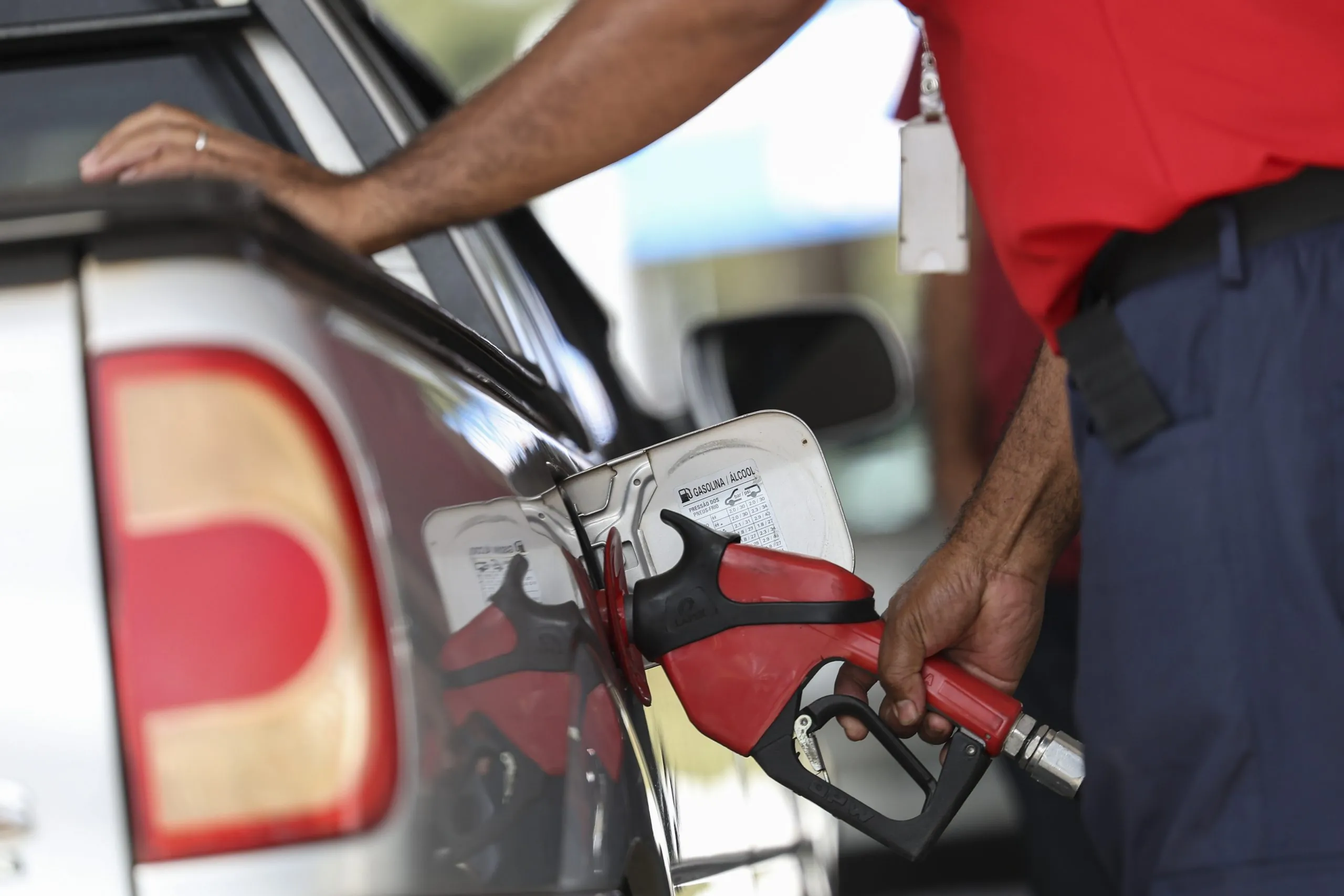 Petrobras anuncia aumento de R$ 0,04 na gasolina vendida a distribuidoras