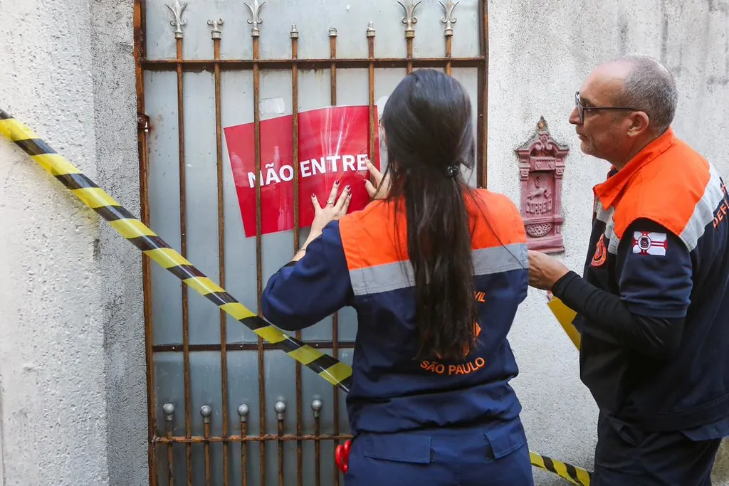 Defesa Civil libera 48 imóveis após explosão em SP