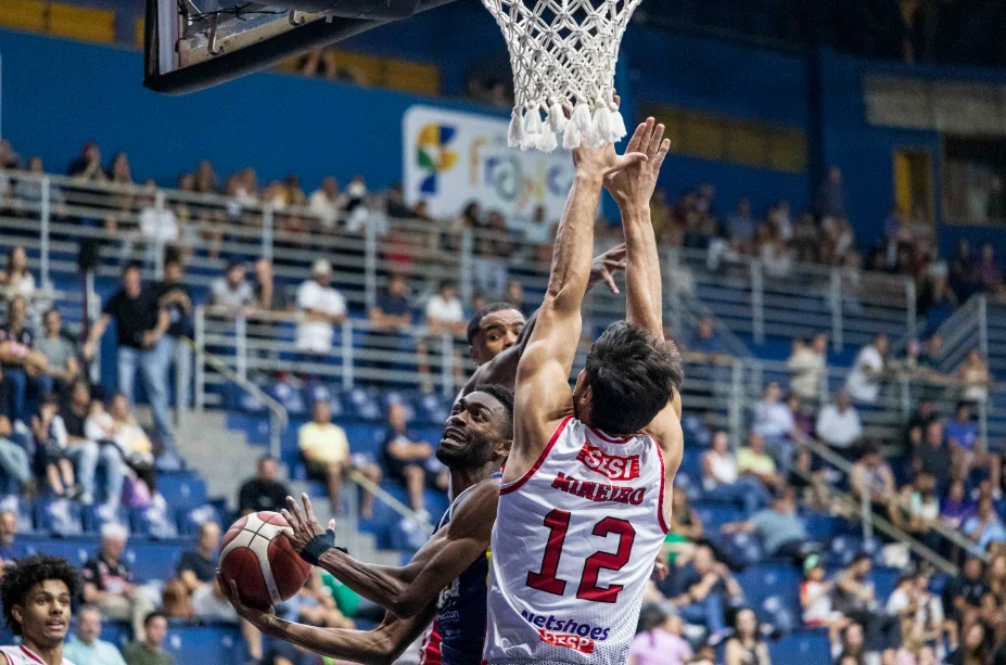 Mogi Basquete bate Franca e abre 1 a 0 nas quartas do NBB CAIXA