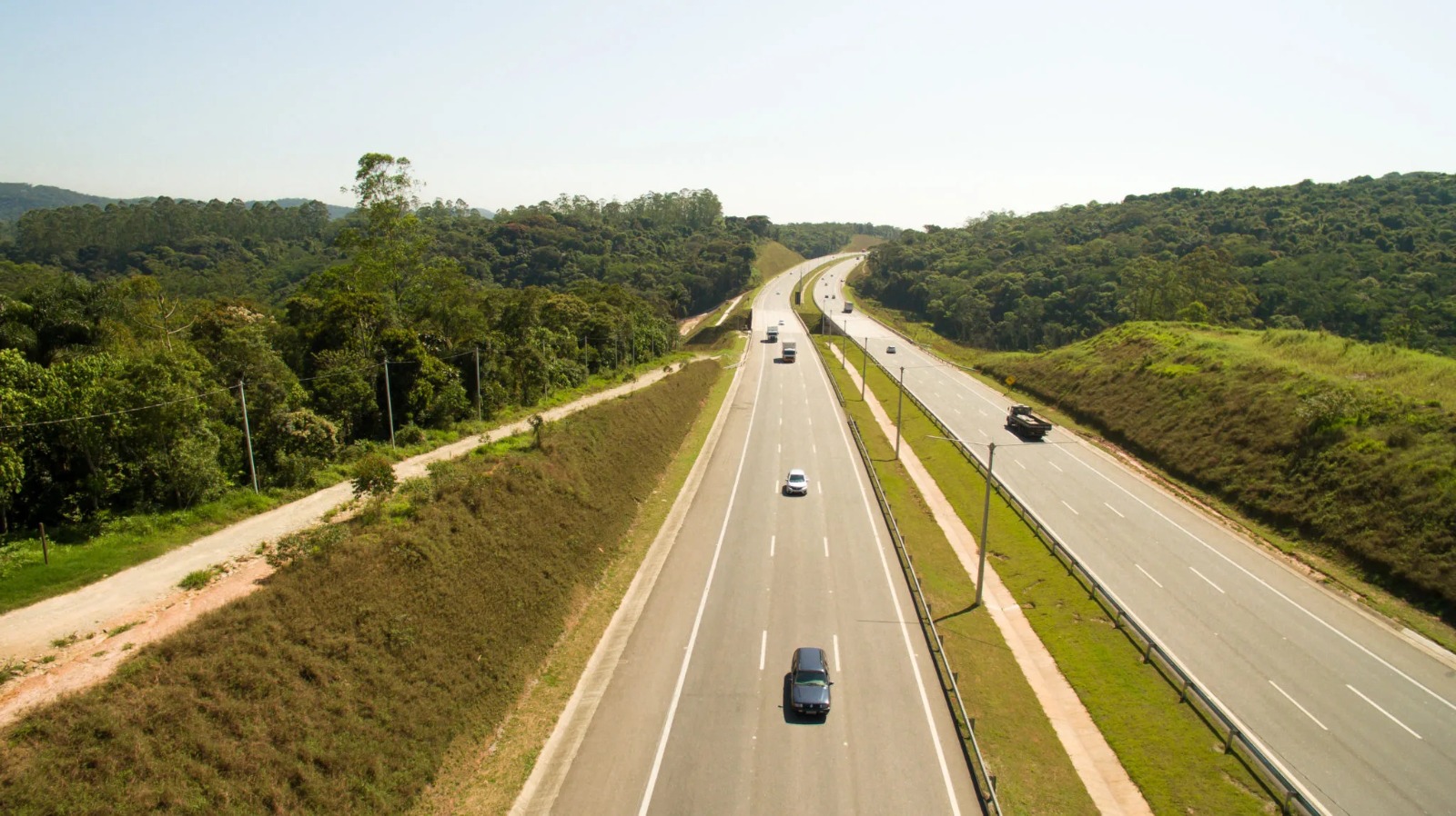 Caminhão cegonha carregado com nove veículos tomba no Rodoanel, em Itaquaquecetuba