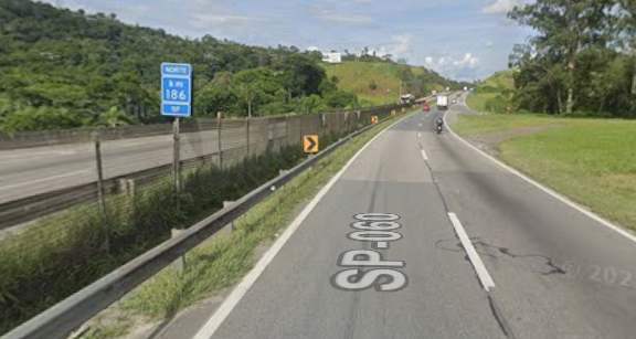Casal morre após bater em guincho e cair da moto na Dutra, em Santa Isabel