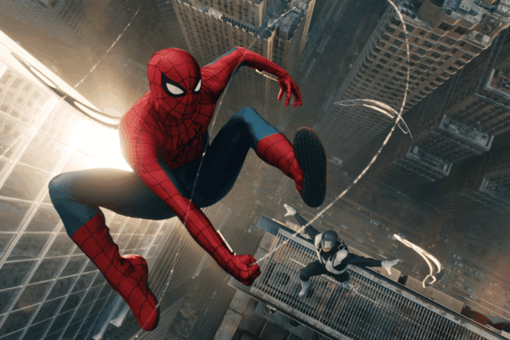 O Homem-Aranha, em seu traje vermelho e azul, é visto em um ângulo de mergulho dinâmico entre arranha-céus de vidro. Ele está pendurado em teias, com um inimigo em um traje de robô branco e preto visível abaixo dele na rua.