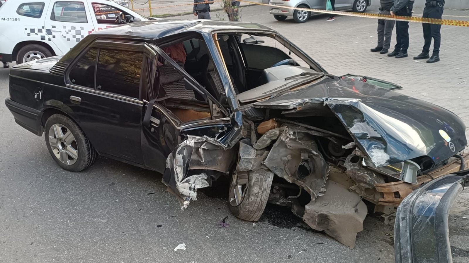 Após discussão, homem bate carro em poste e mata companheira a facadas em Arujá