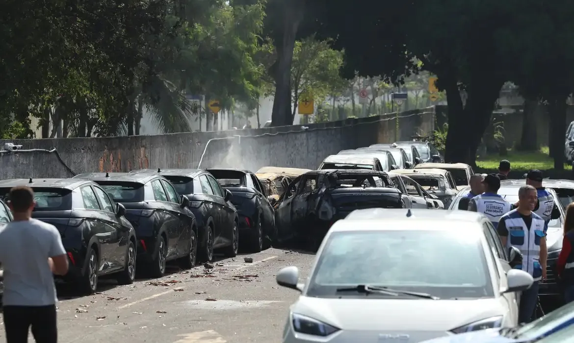 Dois helicópteros se chocam e deixam seis mortos no Rio de Janeiro; vídeo mostra incêndio após queda