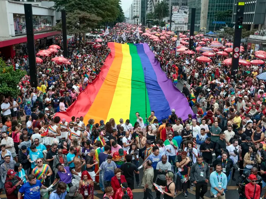 Violência digital contra pessoas LGBTQIA+ exige atenção aos direitos das vítimas, destaca especialista