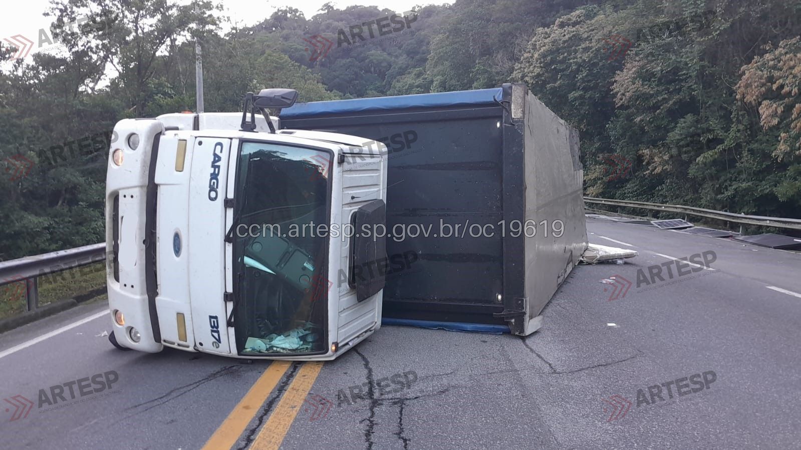 Caminhão tomba na Mogi-Bertioga e causa congestionamento