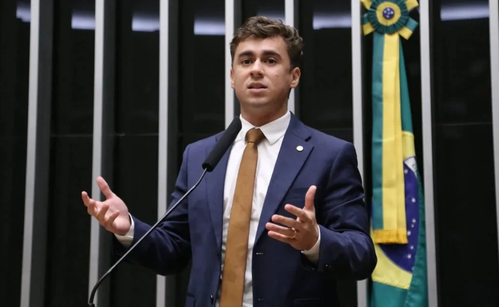 Nikolas Ferreira causa polêmica ao defender direito de pais não mandarem filhos à escola