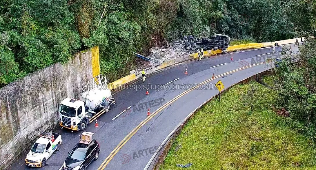 Caminhão sofre pane mecânica perde tomba na Mogi-Bertioga, em Biritba Mirim
