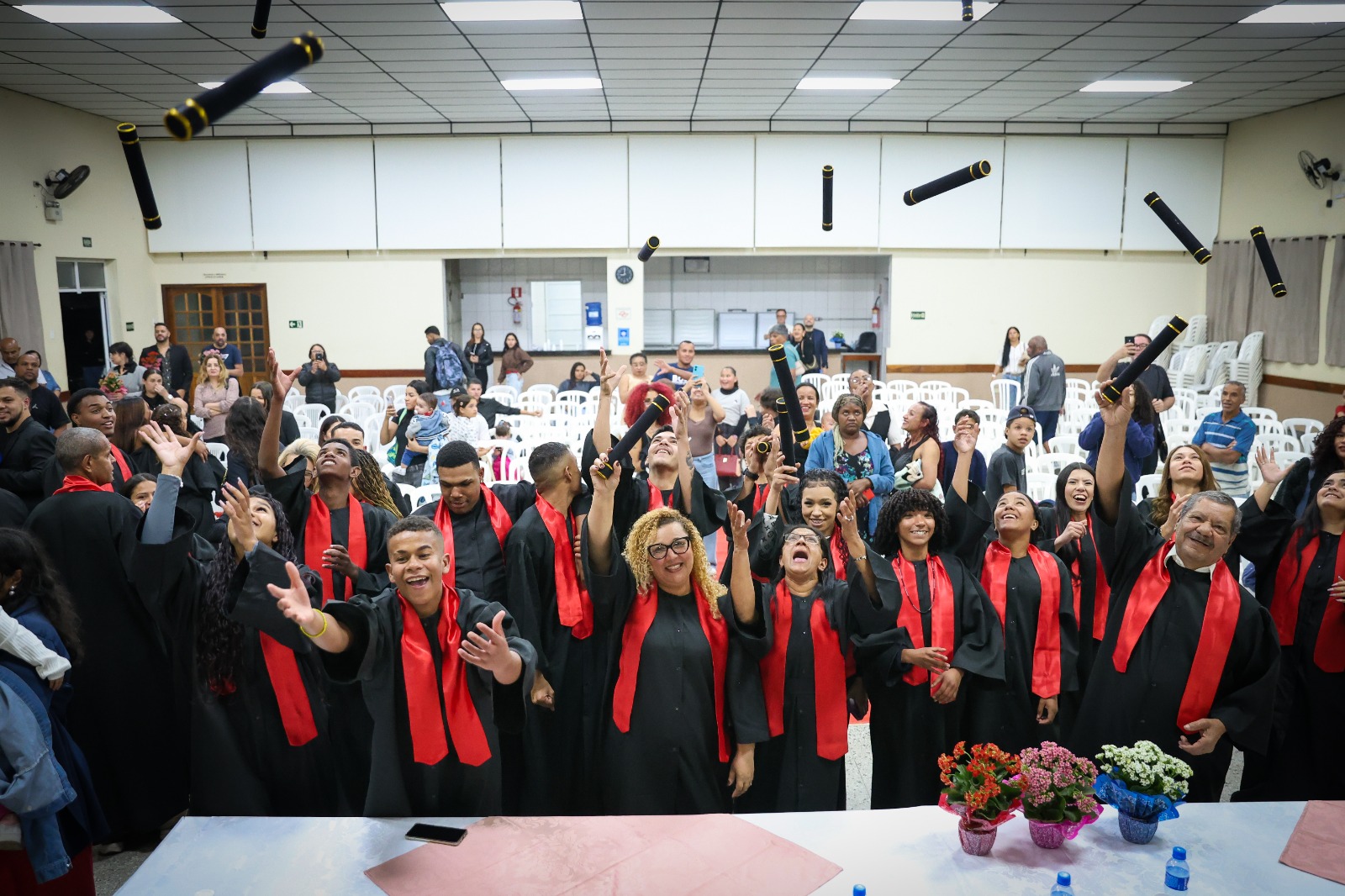 Ferraz de Vasconcelos realiza formatura da EJA de estudantes do Ensino Fundamental