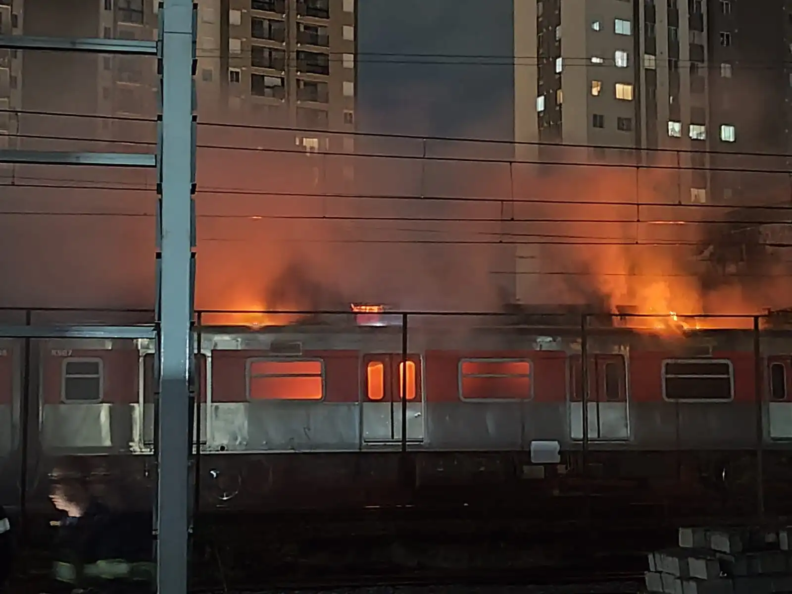Incêndio afeta circulação de trens na linha 11 e paralisa serviço nas linhas 12 e 13