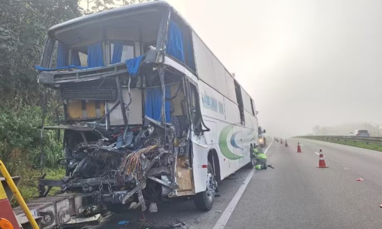 Motorista de ônibus morre e 15 passageiros ficam feridos após colisão na Dutra, em Santa Isabel