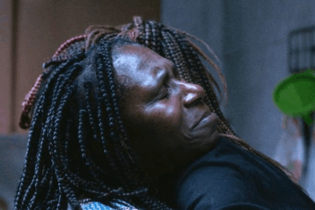 Mulher negra abraçado outra pessoa em cena de "Nosso Segred"