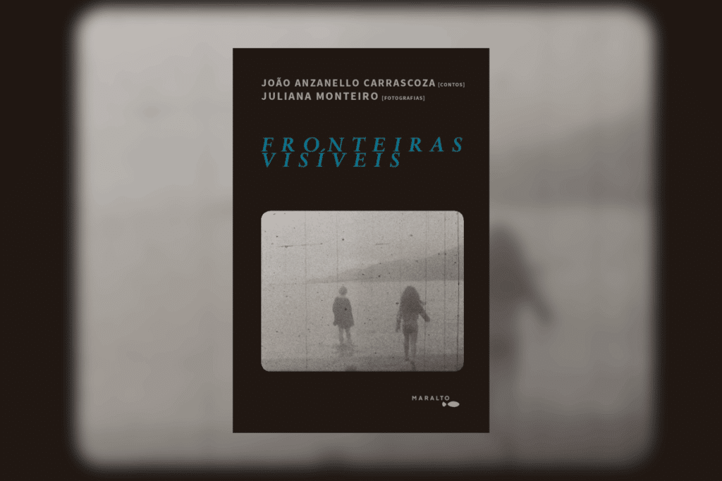 Capa do livro "Fronteiras visíveis", com a foto de uma idosa entrando no mar e uma criança saindo, sobre fundo preto. O nome do livro aparece em azul, na parte superior