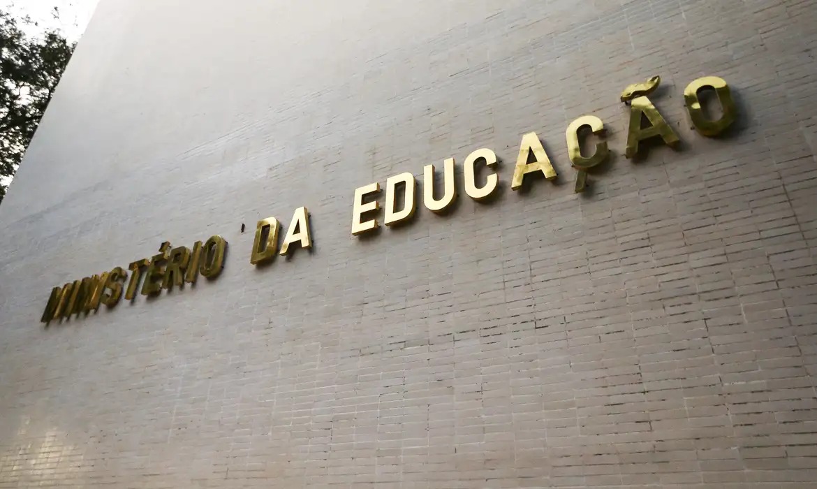MEC oferece 9 cursos gratuitos de IA para profissionais da educação; veja como participar