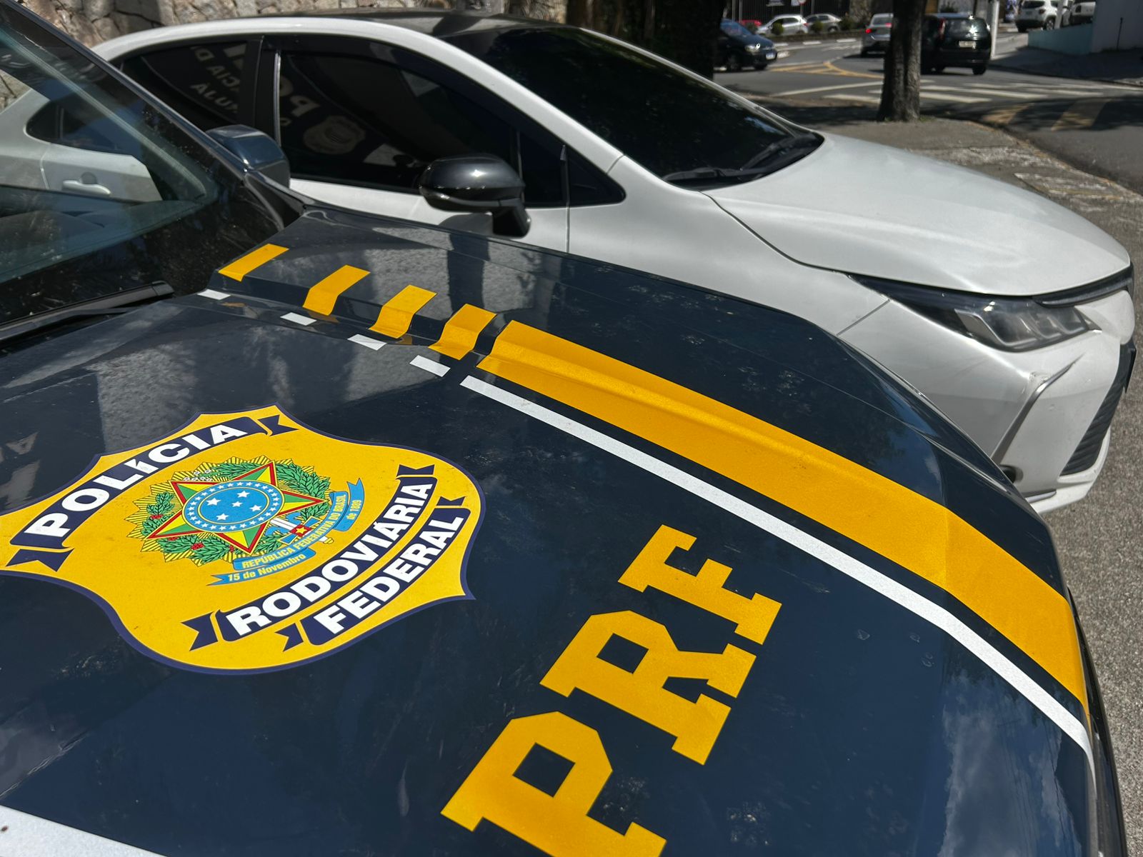 Homem é detido após utilizar carro roubado para realizar viagens compartilhadas por aplicativo, em Arujá