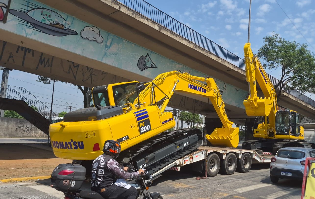 Caminhão quebra na Maj. Pinheiro Fróes, em Suzano, e causa congestionamento