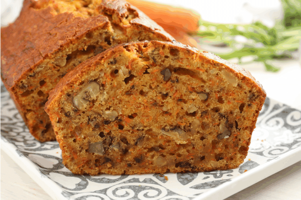 Esse bolo de cenoura proteico é uma opção prática e saborosa para o lanche da tarde e fica pronto em poucos minutos