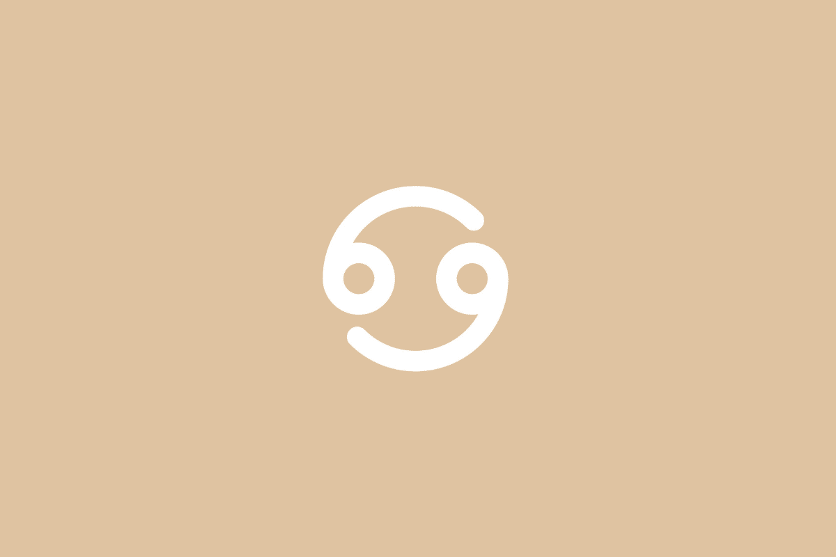 Ilustração minimalista do símbolo do signo de Câncer em linha branca contínua, formada por dois círculos com traços curvados opostos que lembram as garras de um caranguejo, centralizada sobre um fundo bege em tom pastel