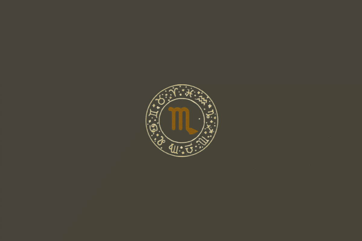 Fundo liso em cinza-escuro/oliva. A imagem possui um círculo central contornado por duas linhas finas em dourado-claro, com os símbolos dos 12 signos ao redor e pequenos pontos ornamentais. No centro está o símbolo de Escorpião, com três hastes verticais e uma extremidade curva semelhante a uma cauda, em dourado-ocre.