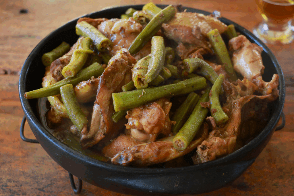 Frango caipira com quiabo: aprenda a fazer essa receita tradicional da culinária mineira
