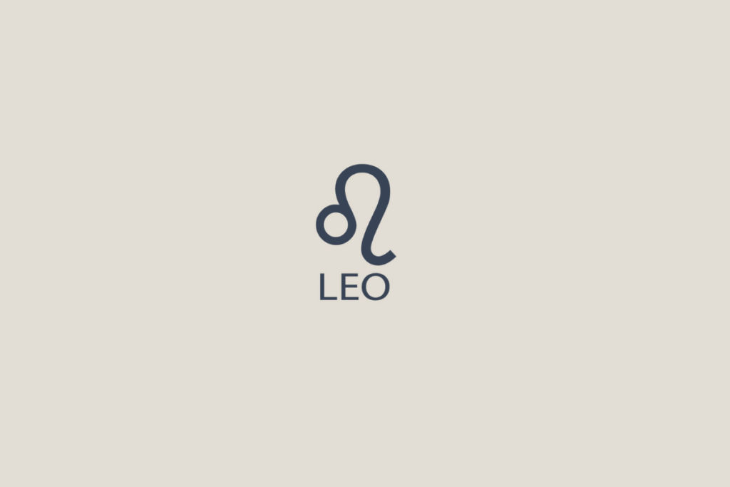 Símbolo minimalista do signo de Leão em tom cinza-escuro sobre fundo bege claro, com a palavra "LEO" escrita abaixo em letras maiúsculas