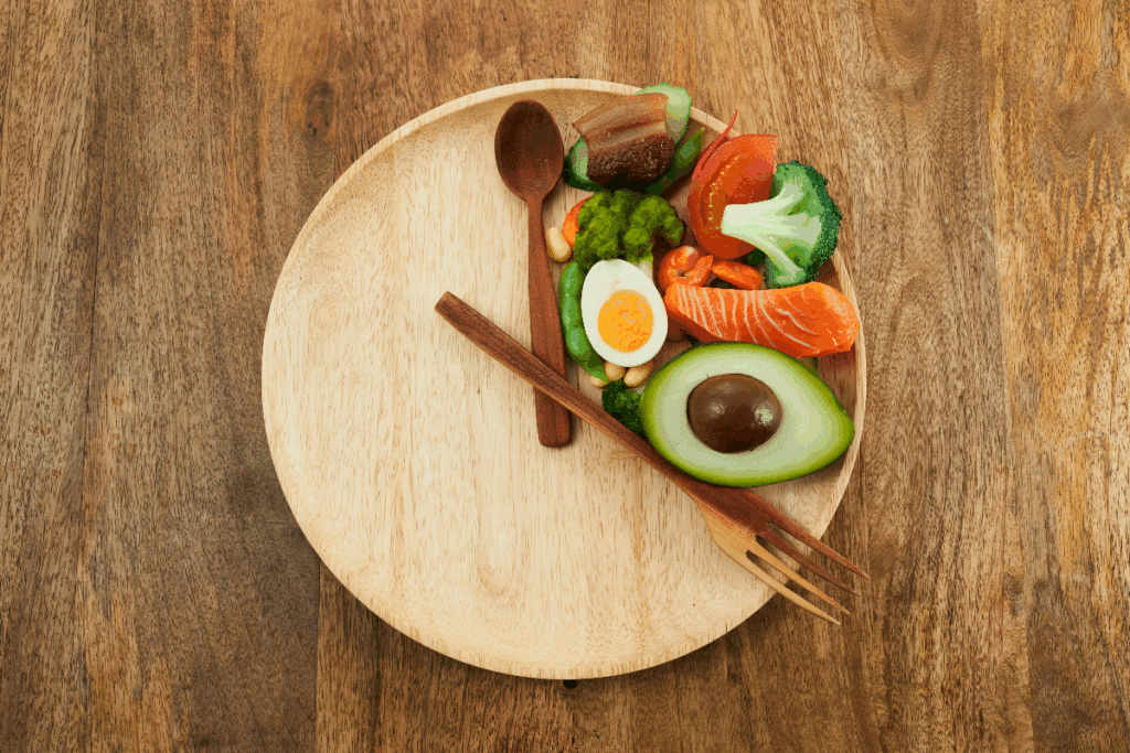 Comer tarde da noite faz mal? Entenda como o horário das refeições pode influenciar glicemia e peso