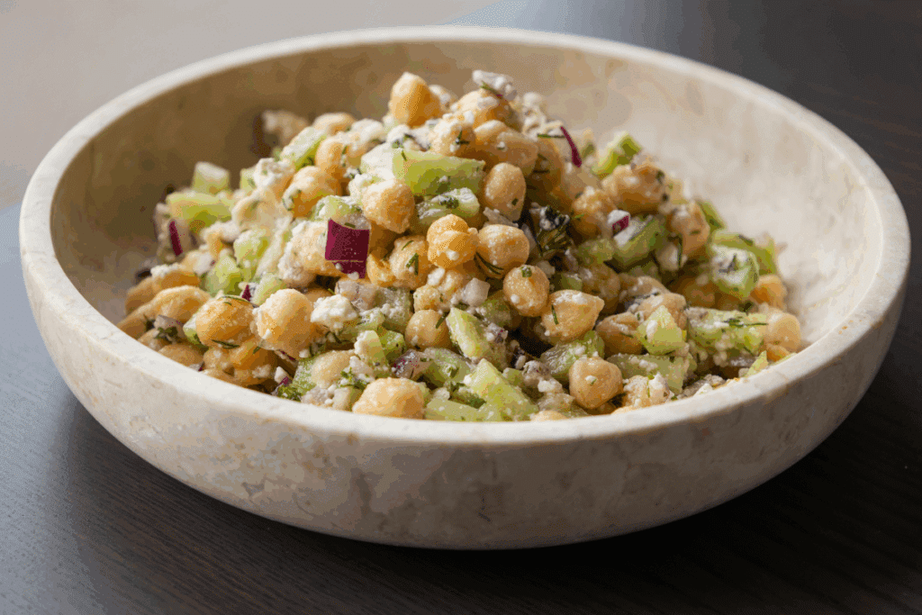 Jantar saudável sem complicação: 3 saladas proteicas para preparar em poucos passos