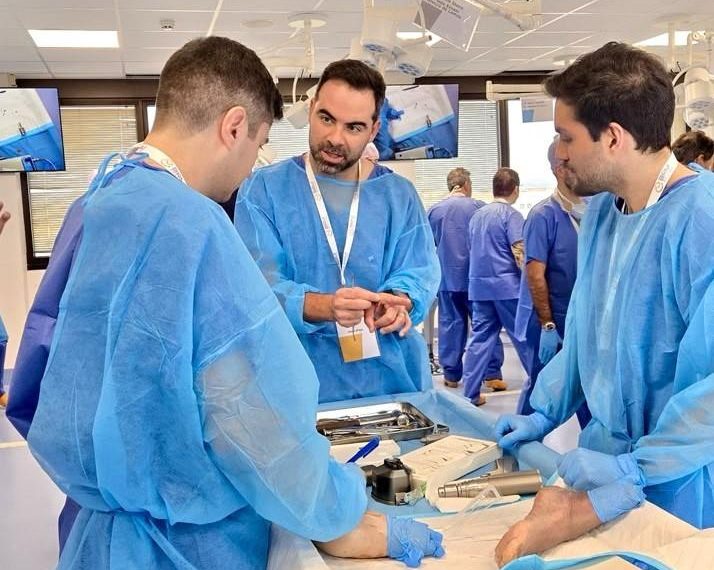 Médico do Imot leva expertise em lesões de cartilagem a ortopedistas em curso na Itália