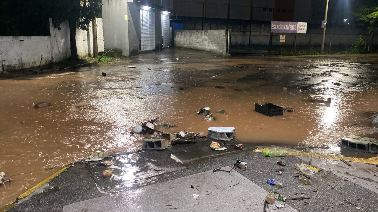 Fortes chuvas causam queda de muros e estragos na madrugada desta sexta-feira, em Arujá