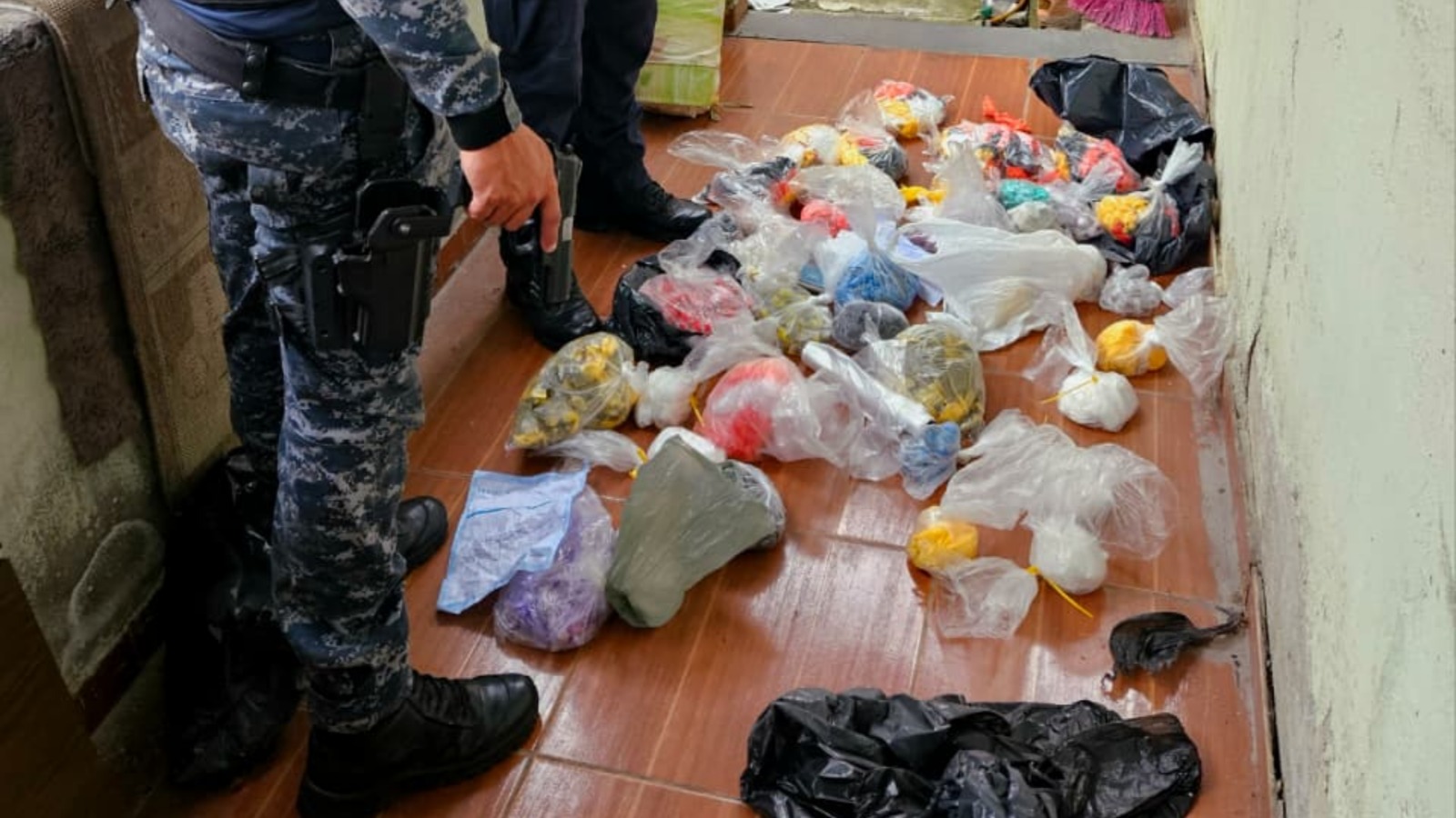 Operação conjunta em Itaquaquecetuba localiza casa-bomba e apreende 4,2 mil porções de drogas