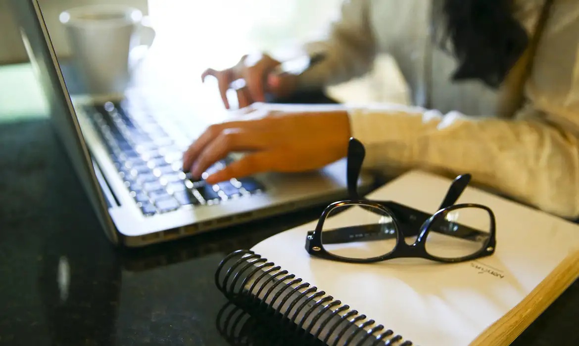 Programa oferece cursos online e gratuitos sobre IA para professores e estudantes