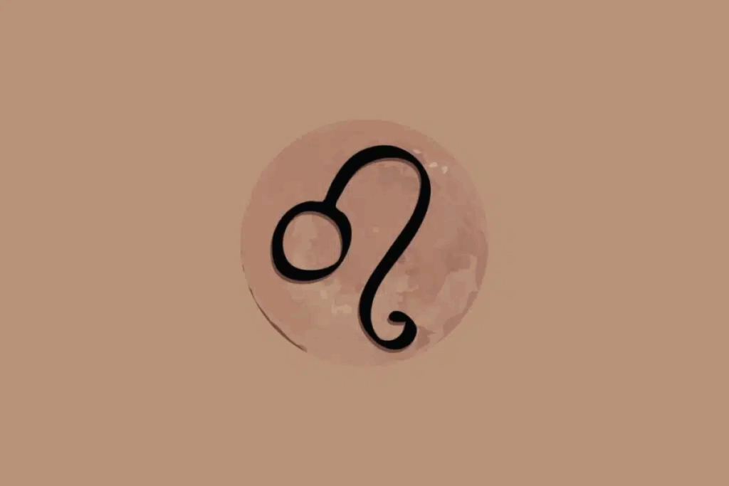 Imagem com fundo bege, apresentando um círculo em tom rosado no centro, com textura que lembra a superfície da Lua. Dentro dele, aparece o símbolo astrológico do signo de Leão em preto, formado por um pequeno círculo à esquerda, conectado a uma linha curva que se prolonga para baixo.