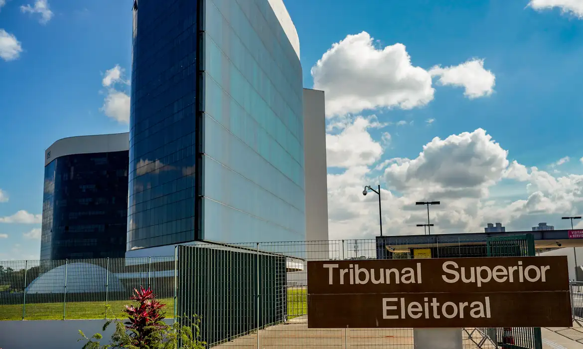 TSE dá 24h para que Meta e X expliquem uso de IA e regras para conteúdos políticos